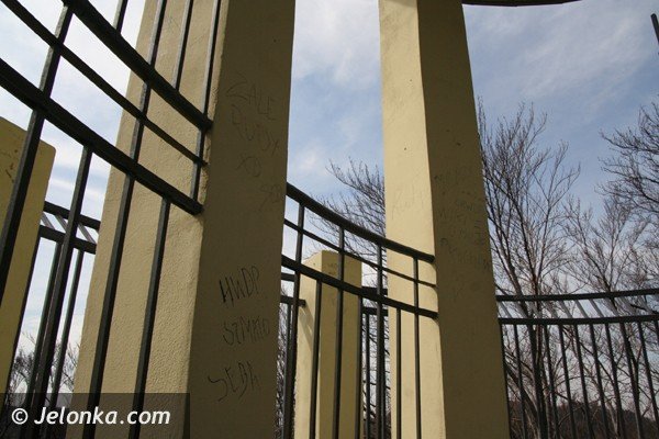 wieza-widokowa-na-wzgorzu-krzywoustego-dwa-lata-po-remoncie-juz-zdemolowana-39608