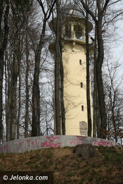 wieza-widokowa-na-wzgorzu-krzywoustego-dwa-lata-po-remoncie-juz-zdemolowana-39608