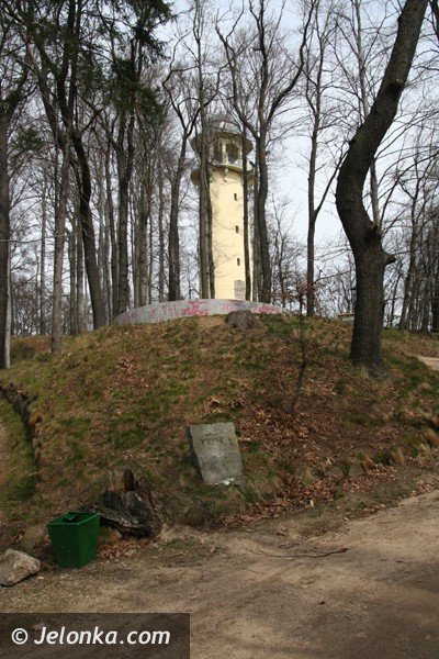 wieza-widokowa-na-wzgorzu-krzywoustego-dwa-lata-po-remoncie-juz-zdemolowana-39608