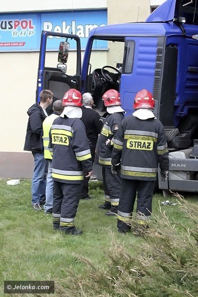 ciezarowka-wbi-sie-w-biedronke-39618