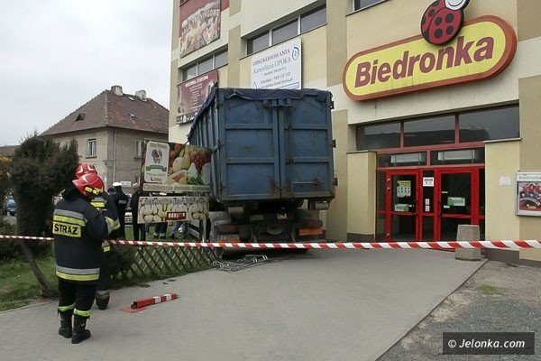 ciezarowka-wbi-sie-w-biedronke-39618