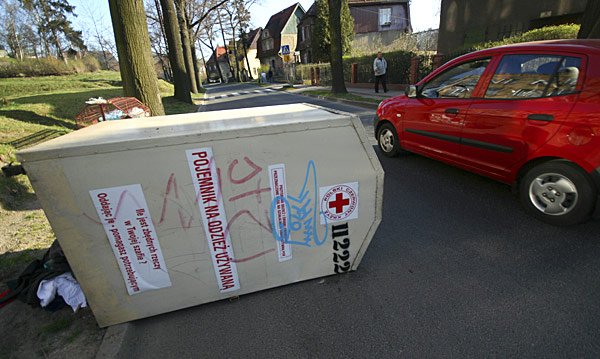 W piątek część jezdni ulicy Słowackiego zajmował przewrócony kontener Polskiego Czerwonego Krzyża.