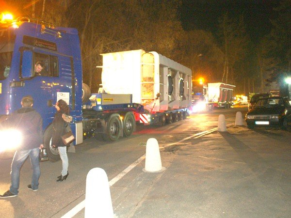 ogromny-transport-przedziera-sie-noca-przez-miasto-39717