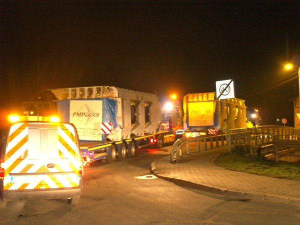 ogromny-transport-przedziera-sie-noca-przez-miasto-39717