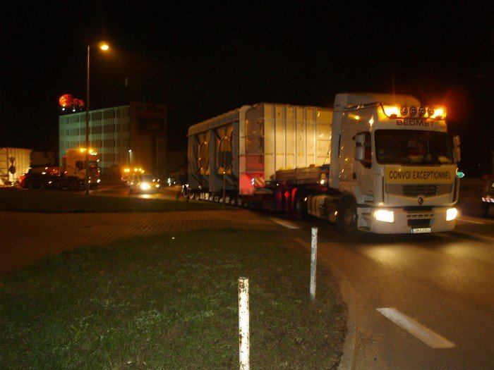 ogromny-transport-przedziera-sie-noca-przez-miasto-39717