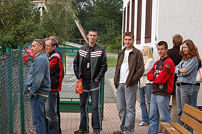 Chętni na prawo jazdy czekają na swoją kolej przed egzaminem. Uśmiechem próbują pokonać zdenerwowanie.