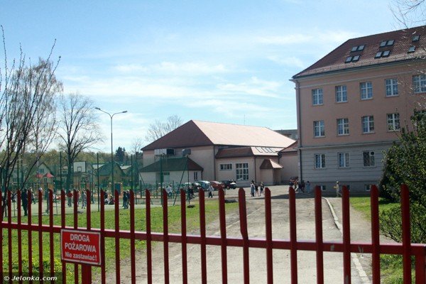 ogrodzenie-z-kolcami-w-dziesiatce-czy-bezpieczne-39823