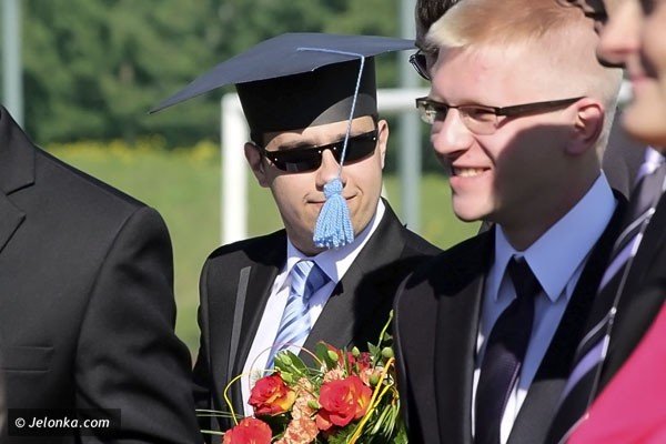 maturzysci-pozegnani-dziekujemy-wam-za-wspolnie-spedzone-lata-39847
