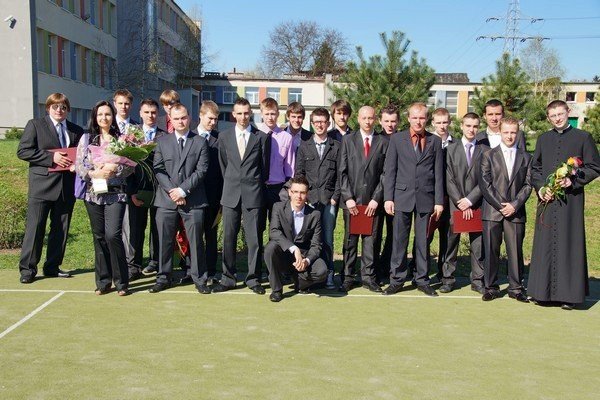 maturzysci-pozegnani-dziekujemy-wam-za-wspolnie-spedzone-lata-39847