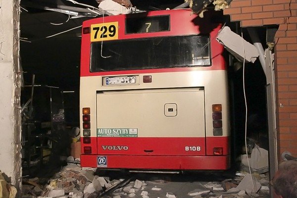 autobus-wbi-sie-w-cieplickie-netto-z-powodu-zasabniecia-kierowcy-39863