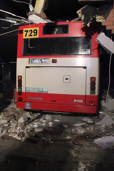 autobus-wbi-sie-w-cieplickie-netto-z-powodu-zasabniecia-kierowcy-39863
