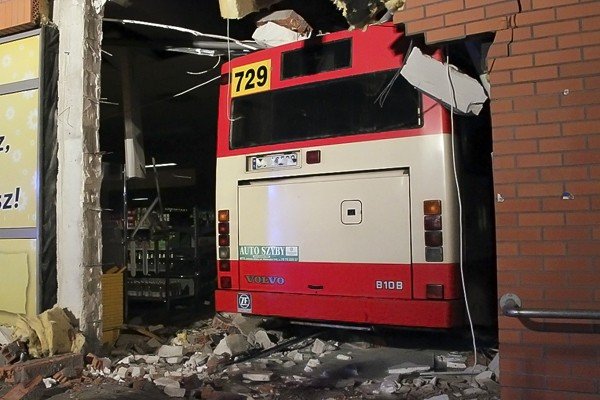 autobus-wbi-sie-w-cieplickie-netto-z-powodu-zasabniecia-kierowcy-39863