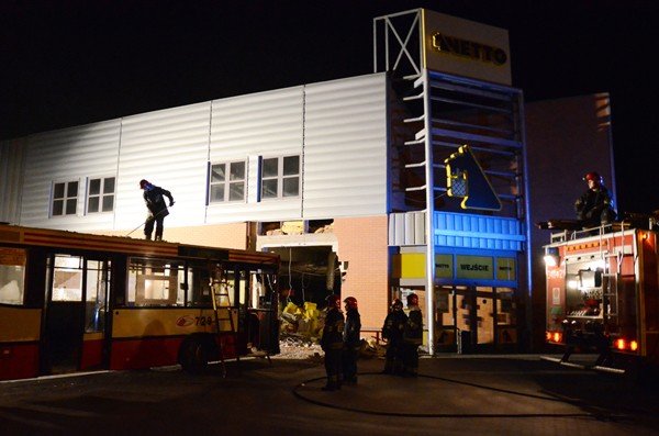 autobus-wbi-sie-w-cieplickie-netto-z-powodu-zasabniecia-kierowcy-39863