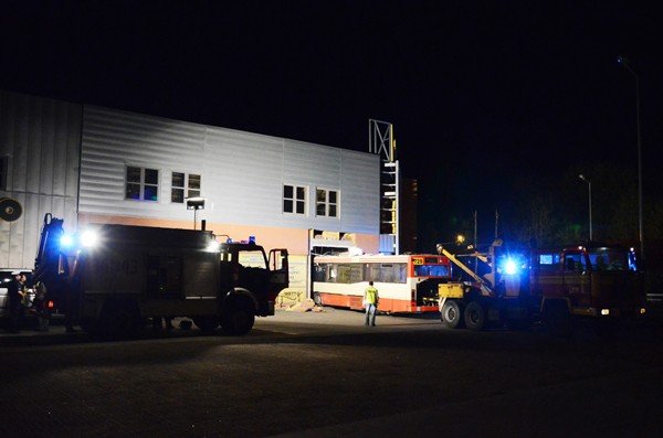 autobus-wbi-sie-w-cieplickie-netto-z-powodu-zasabniecia-kierowcy-39863