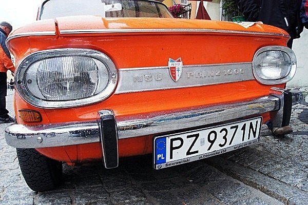 prezentacja-oldtimerow-pod-ratuszem-starymi-brykami-na-majowke-39877