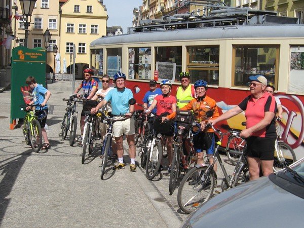 cyklisci-na-szlaku-jeleniogorskich-tramwajow-39889