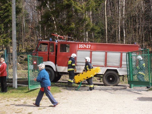 strazacy-ratowali-dzieci-z-pomieni-na-szczescie-to-tylko-cwiczenia-39903