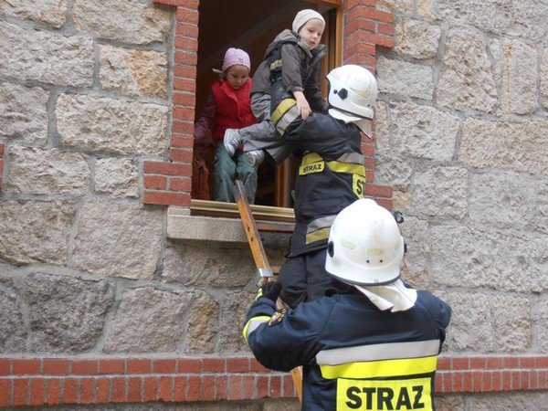 strazacy-ratowali-dzieci-z-pomieni-na-szczescie-to-tylko-cwiczenia-39903