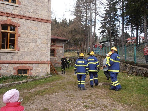 strazacy-ratowali-dzieci-z-pomieni-na-szczescie-to-tylko-cwiczenia-39903