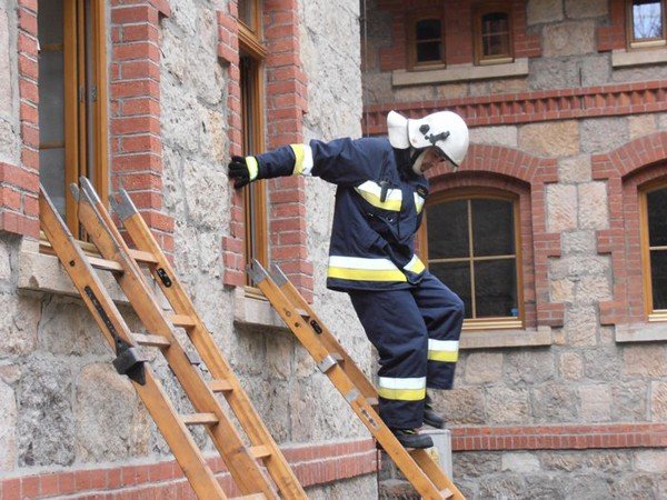 strazacy-ratowali-dzieci-z-pomieni-na-szczescie-to-tylko-cwiczenia-39903