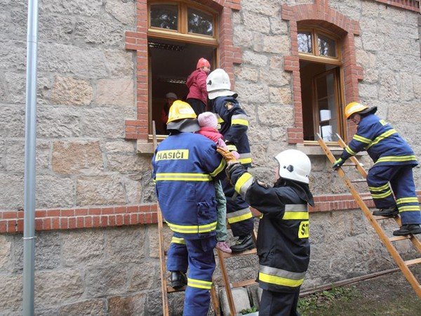 strazacy-ratowali-dzieci-z-pomieni-na-szczescie-to-tylko-cwiczenia-39903