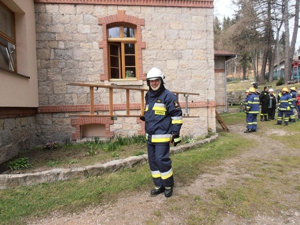 strazacy-ratowali-dzieci-z-pomieni-na-szczescie-to-tylko-cwiczenia-39903