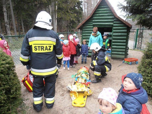 strazacy-ratowali-dzieci-z-pomieni-na-szczescie-to-tylko-cwiczenia-39903