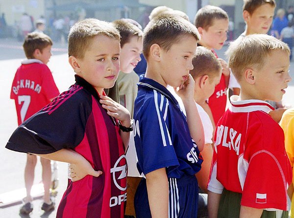 Choć mają różne piłkarskie stroje, młodzi jeleniogórzanie będą kibicować Polsce.