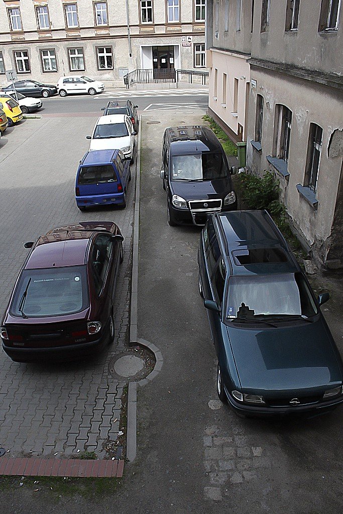 przez-parking-pod-oknami-zycie-zmienio-sie-w-pieko-40070