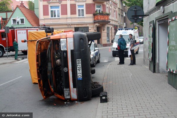 wywrotka-dostawczego-volkswagena-na-ul-pisudskiego-40105