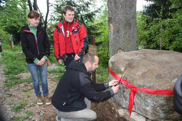 najstarszy-pomnik-gor-izerskich-wreszcie-na-miejscu-40115