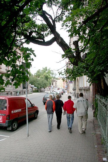 groza-wisi-nad-chodnikami-4026