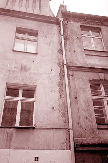 Północna ściana Długiej. Widać fragment wyremontowanych kamieniczek. Pozostałe przed konserwacją.