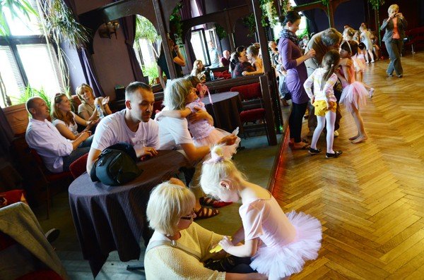 maluchy-tanczyy-dla-mam-u-kurzaka-zamorskiego-40325