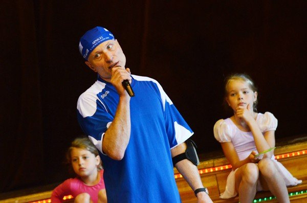 maluchy-tanczyy-dla-mam-u-kurzaka-zamorskiego-40325