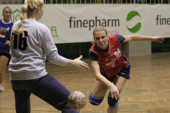 Karolina Kasprzak przedziera się przez obronę Wrocławia...