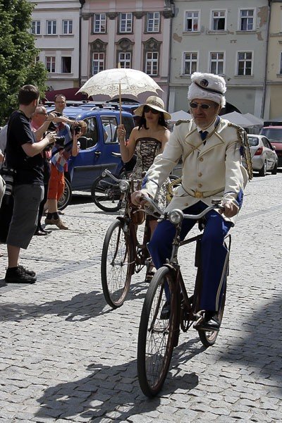 iv-rowerowa-parada-retro-i-osobliwosci-wyruszya-z-placu-ratuszowego-40331