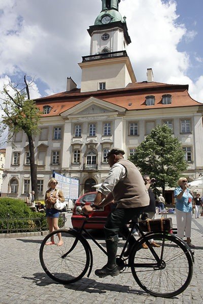 iv-rowerowa-parada-retro-i-osobliwosci-wyruszya-z-placu-ratuszowego-40331