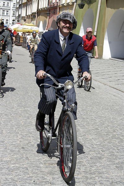 iv-rowerowa-parada-retro-i-osobliwosci-wyruszya-z-placu-ratuszowego-40331