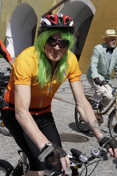iv-rowerowa-parada-retro-i-osobliwosci-wyruszya-z-placu-ratuszowego-40331