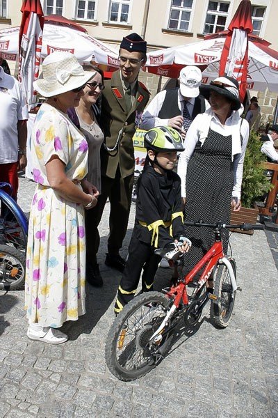 iv-rowerowa-parada-retro-i-osobliwosci-wyruszya-z-placu-ratuszowego-40331