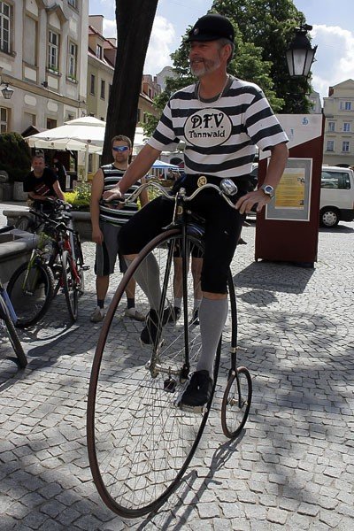 iv-rowerowa-parada-retro-i-osobliwosci-wyruszya-z-placu-ratuszowego-40331