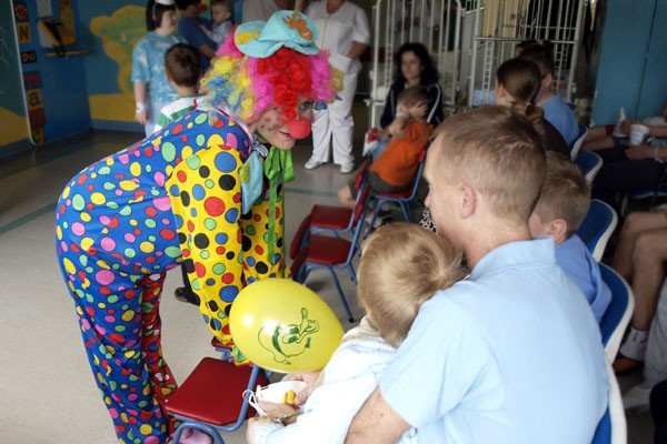 terapia-smiechem-na-dzien-dziecka-w-szpitalu-40470