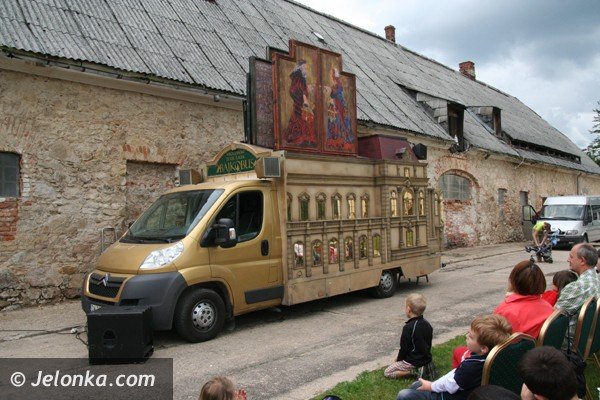 bajkobus-przyjecha-do-paacu-na-wodzie-w-staniszowie-40546