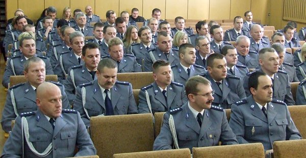 Wyróżnieni policjanci w galowych mundurach.