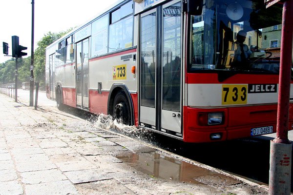 Tej dziury autobusy miejskie nie ominą.