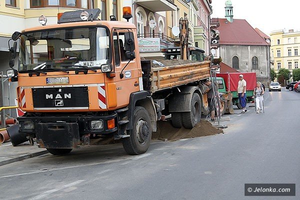 utrudnienia-w-parkowaniu-pojazdow-i-ruchu-pieszych-przy-bankowej-40676