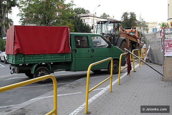 utrudnienia-w-parkowaniu-pojazdow-i-ruchu-pieszych-przy-bankowej-40676