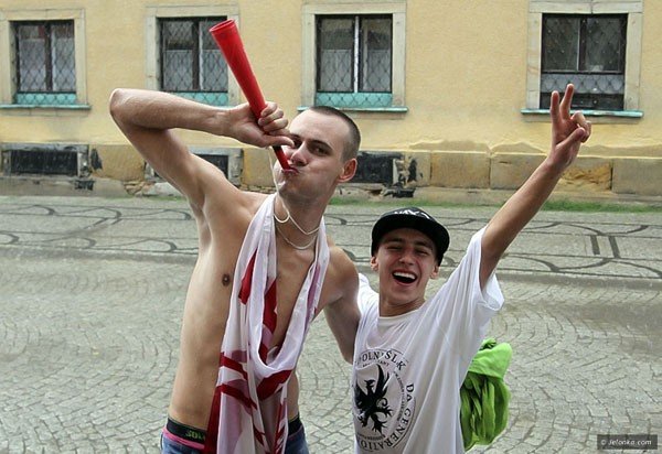 Czy słońce, czy deszcz jeleniogórscy fani futbolu zawsze na posterunku. Tu – podczas ulewy w drodze do strefy kibica na mecz Polska–Czechy.