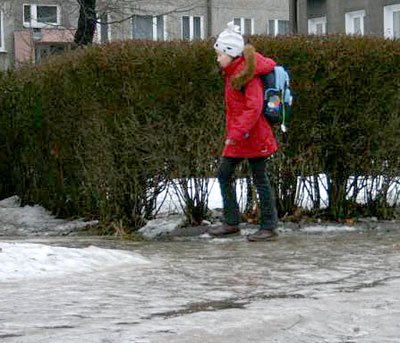 Boczne uliczki i chodniki zamieniły się w lodowiska.